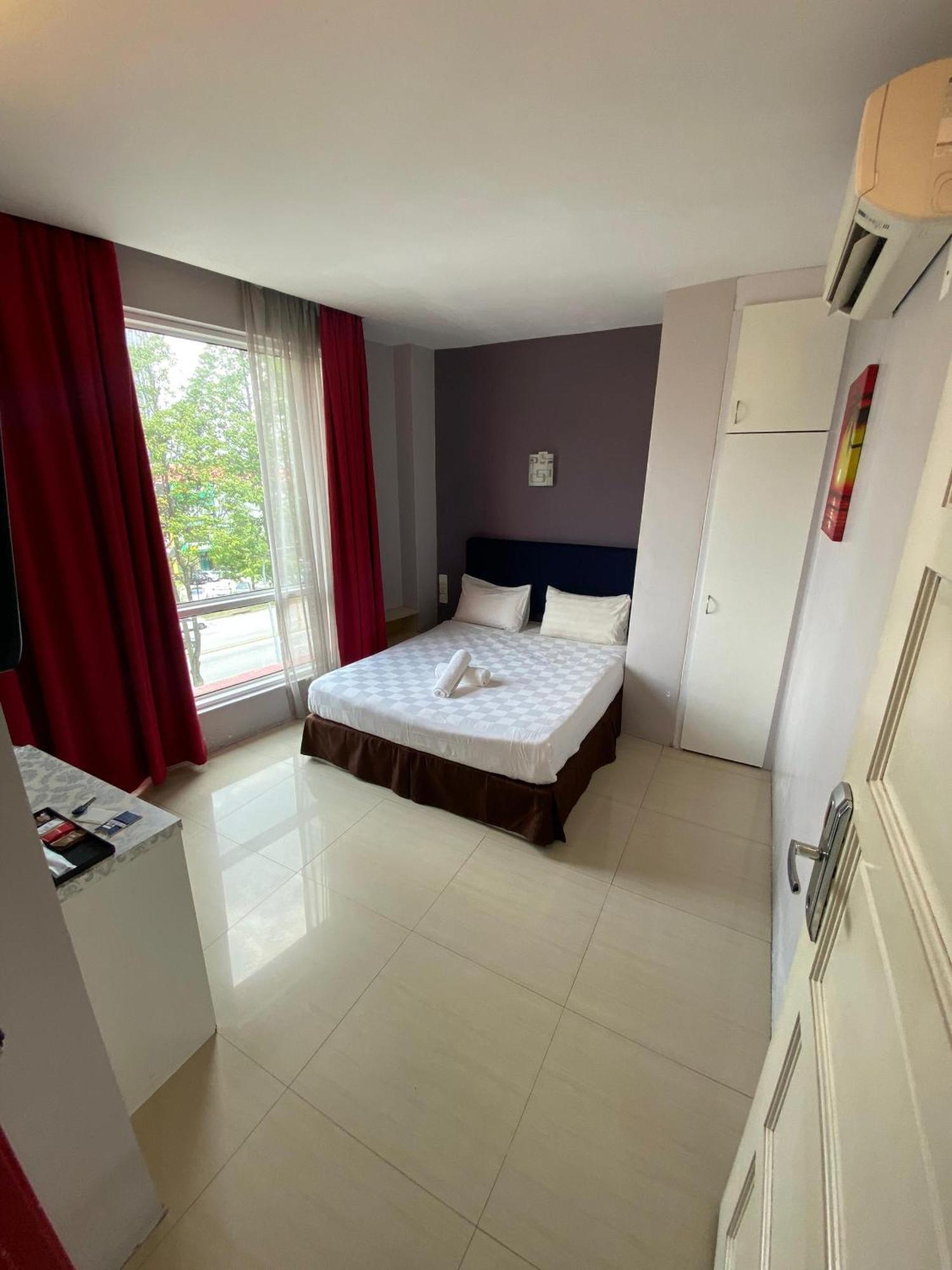 Pillows Plus Kota Damansara Exterior photo